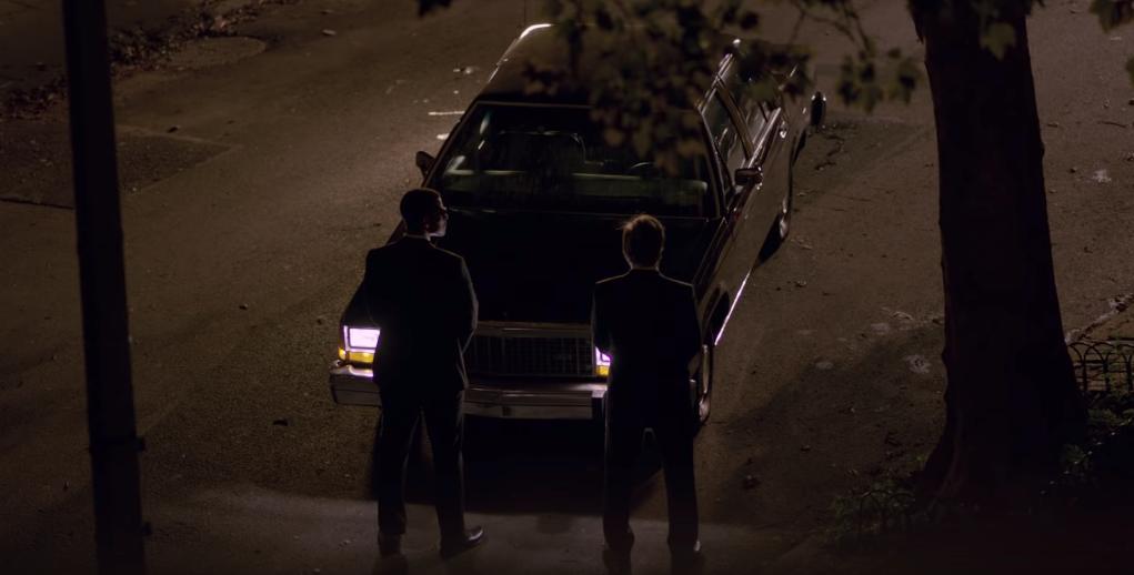 Nella notte, due agenti dei Men in Black davanti una auto