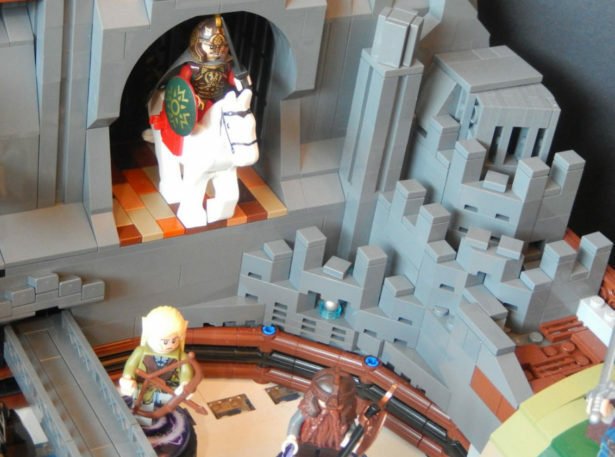 Tre personaggi della saga Il Signore degli Anelli in formato omini LEGO presenti nel pinball