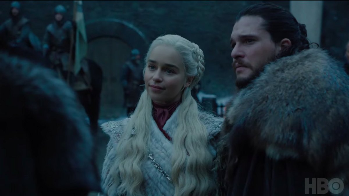 Emilia Clarke e Kit Harington in scena in Game of Thrones 8
