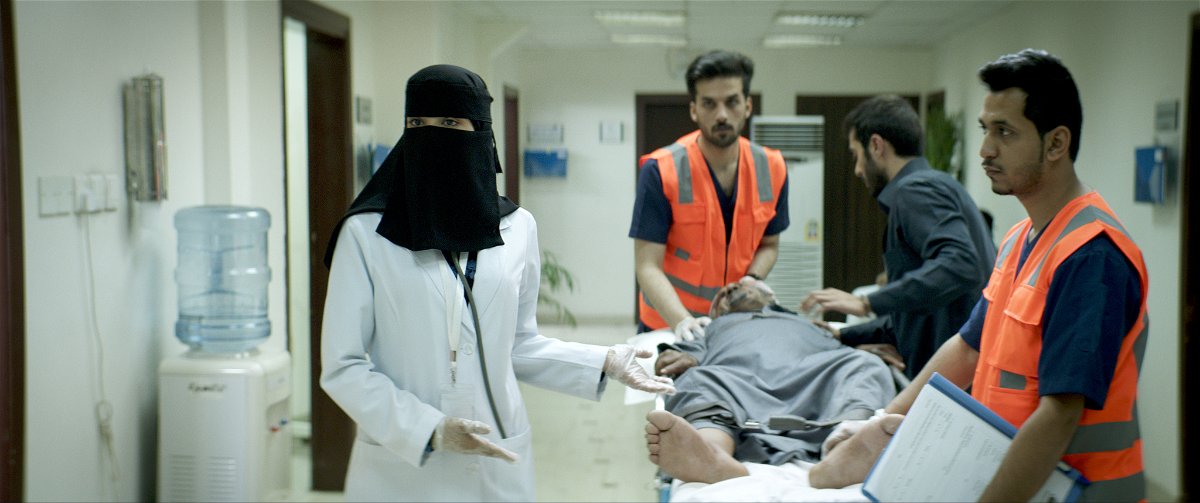 Maryam accetta un paziente al pronto soccorso