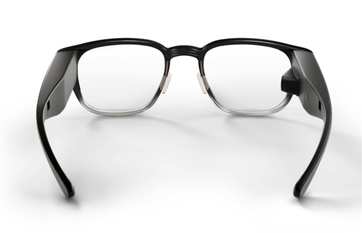 Un'immagine degli occhiali Focals che mostra il mini-proiettore sull'asta destra