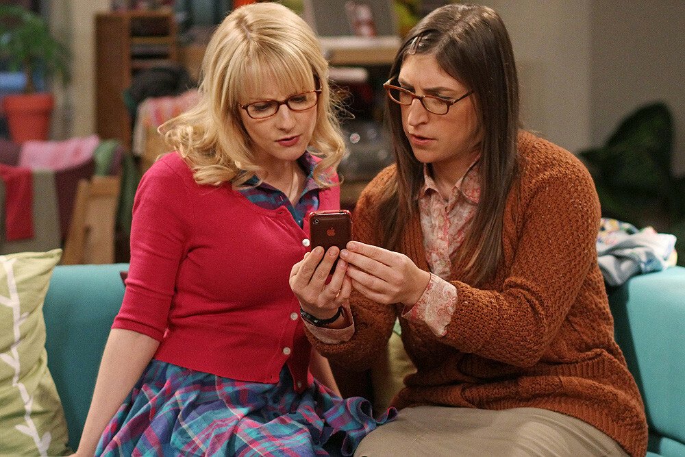 Melissa Rauch e Mayim Bialik in The Big Bang Theory