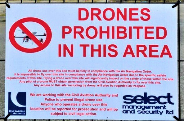 Il cartello anti-drone che campeggia intorno ai Paint Hall Studios di Belfast