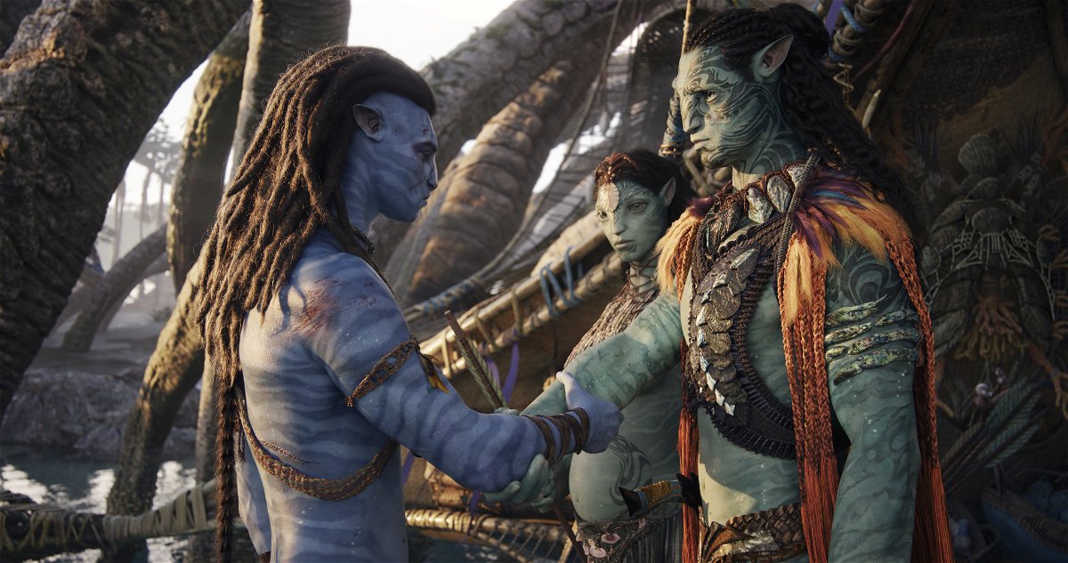 Avatar la via dell'acqua - Jake Sully stringe la mano al capo tribù dei Metkayina