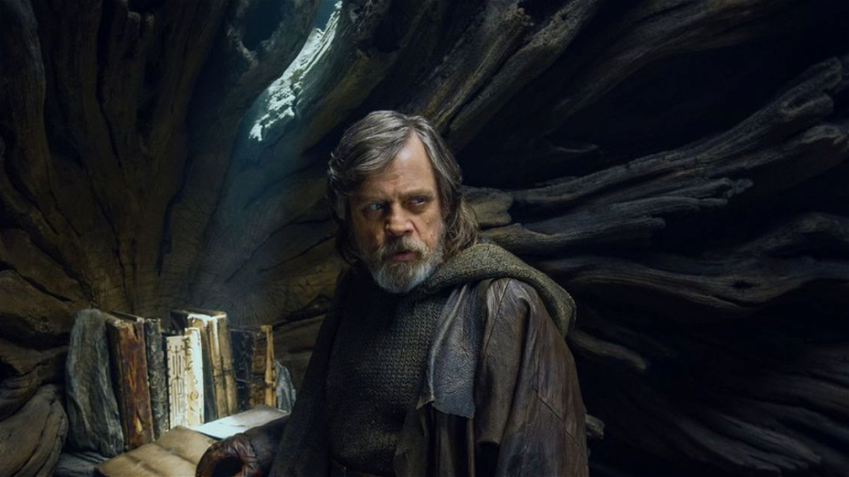 Mark Hamill interpreta Luke Skywalker in una scena del film Star Wars: Episodio VIII - Gli ultimi Jedi.