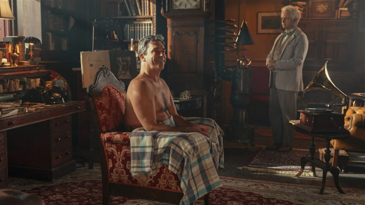 Jon Hamm interpreta l'Arcangelo Gabriele in una scena della serie TV Good Omens.