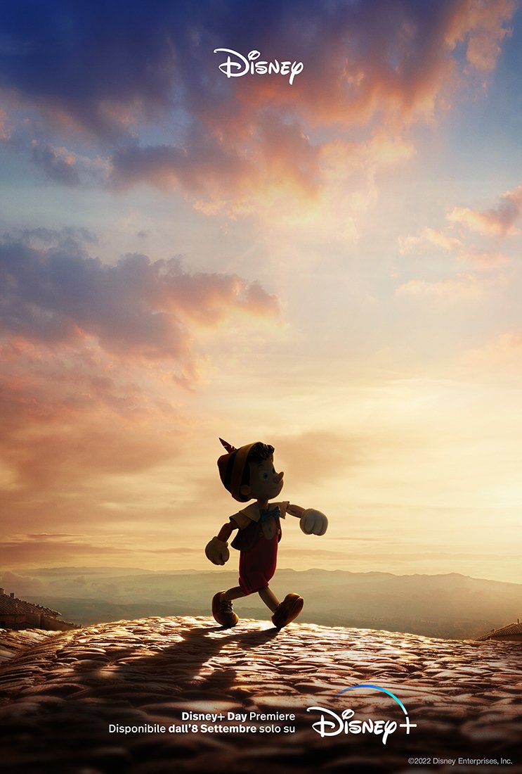 Pinocchio cammina sulla spiaggia al tramonto