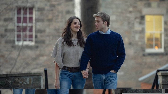 The Crown 6 - Kate e William camminano mano nella mano sorridendo