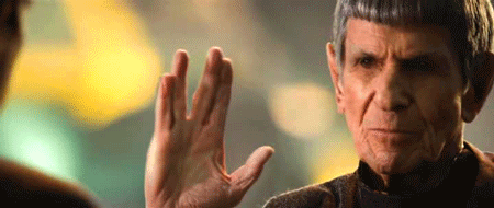 Un anziano Spock porge il saluto vulcaniano