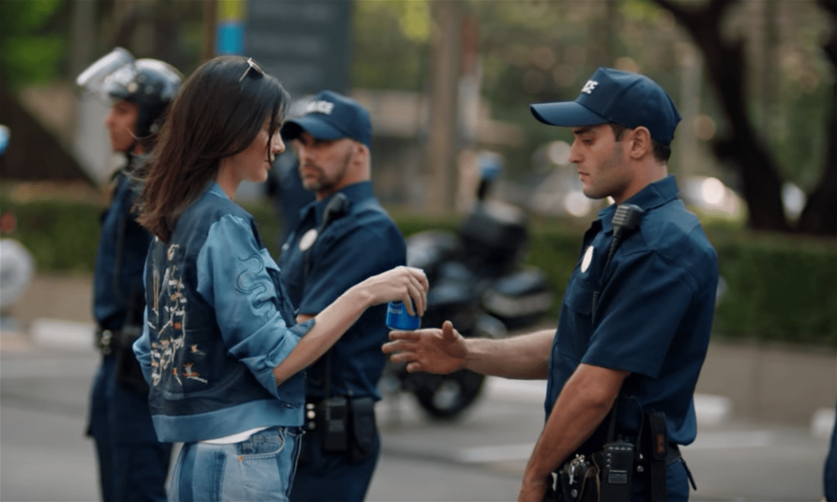 Kendall Jenner offre la sua lattina di Pepsi al poliziotto