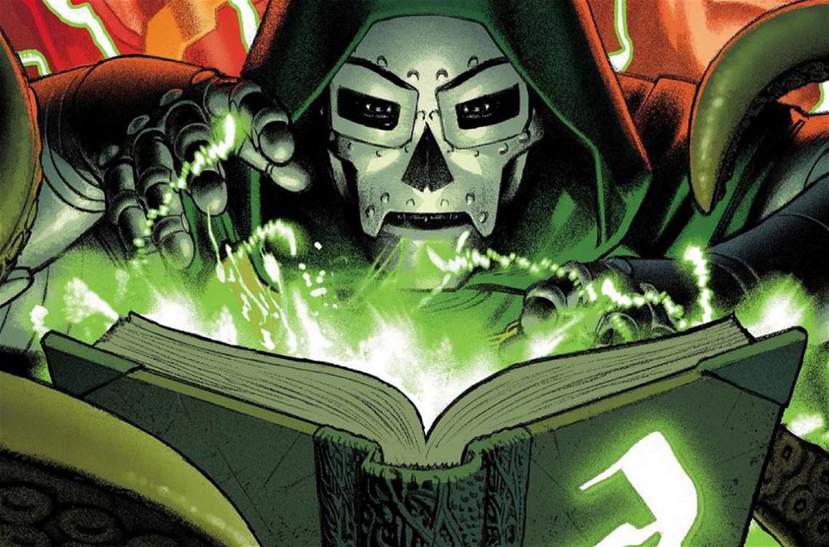 Un'immagine di Doctor Doom con il volume Darkhold