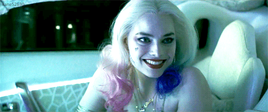 Clicca per vedere l'immagine originale GIF di Harley Quinn in Suicide Squad