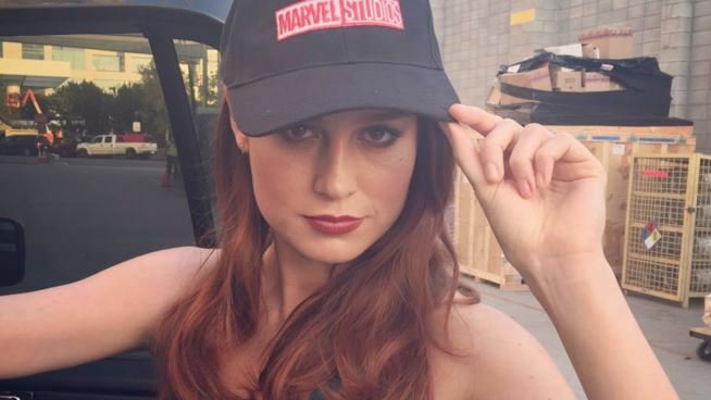 Brie Larson con il cappello Marvel Studios