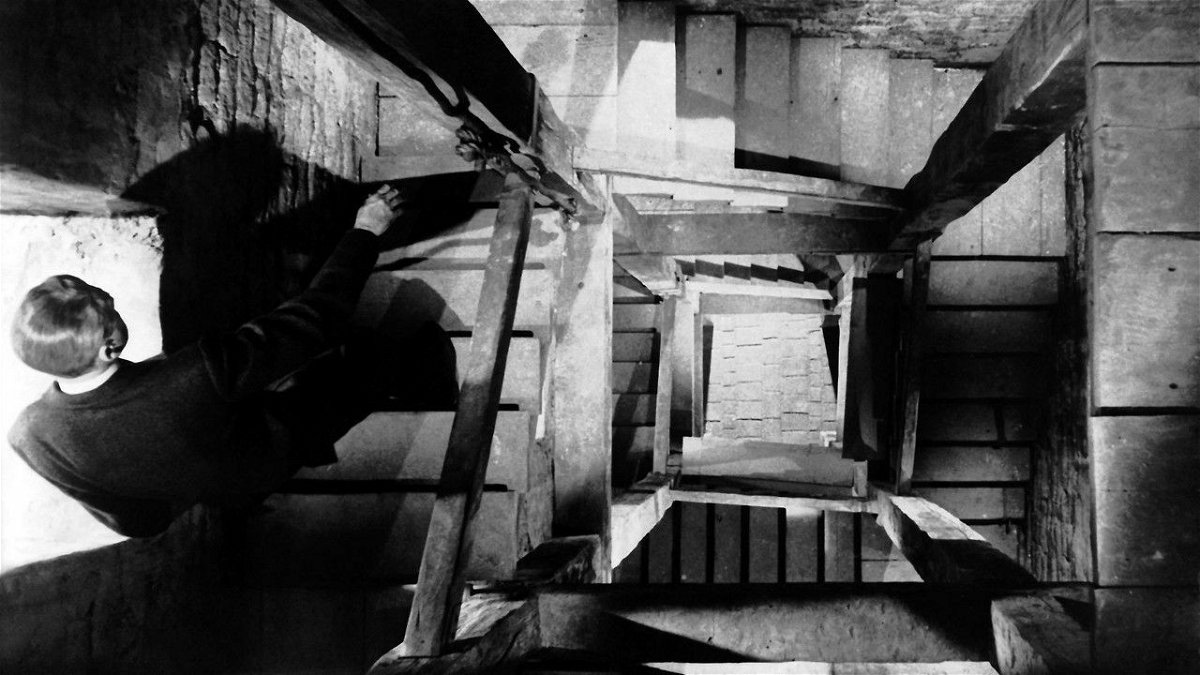 La famosa scena delle scale nella pellicola di Hitchcock