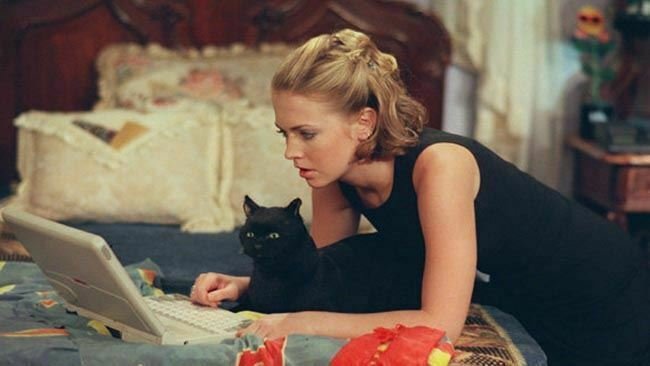 Salem e Sabrina sul letto in una scena della serie Sabrina vita da strega