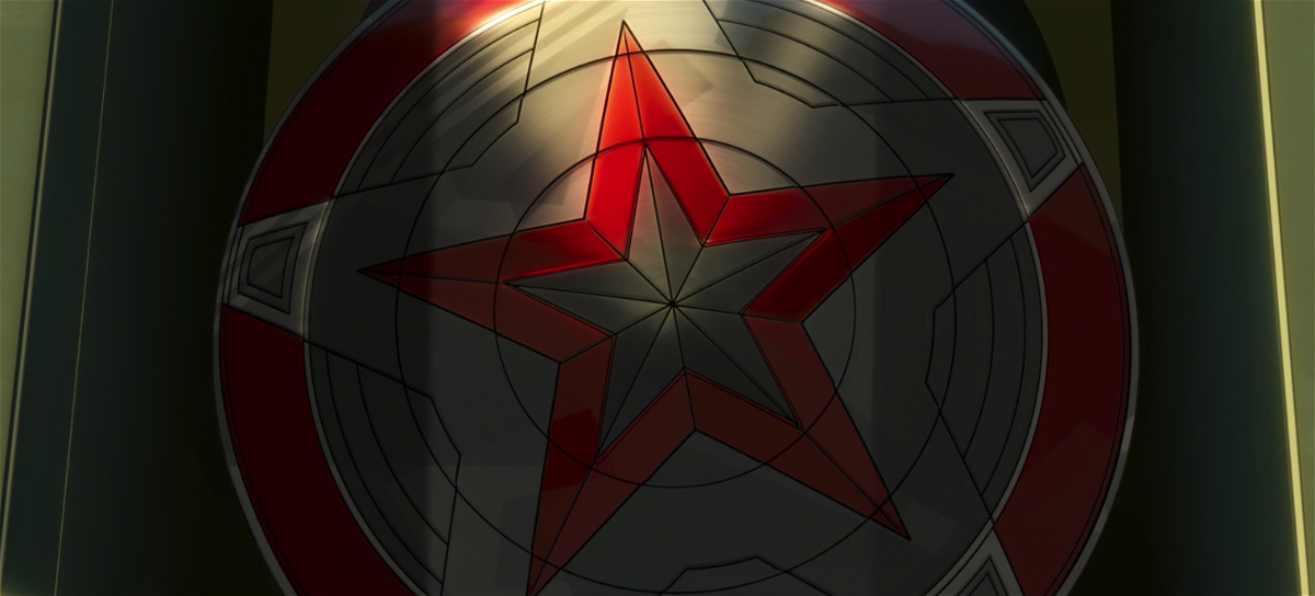 Uno scudo come quello di Capitan America ma con colori diversi, rosso e grigio