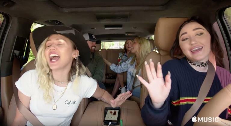 La famiglia Cyrus per Apple Carpool Karaoke