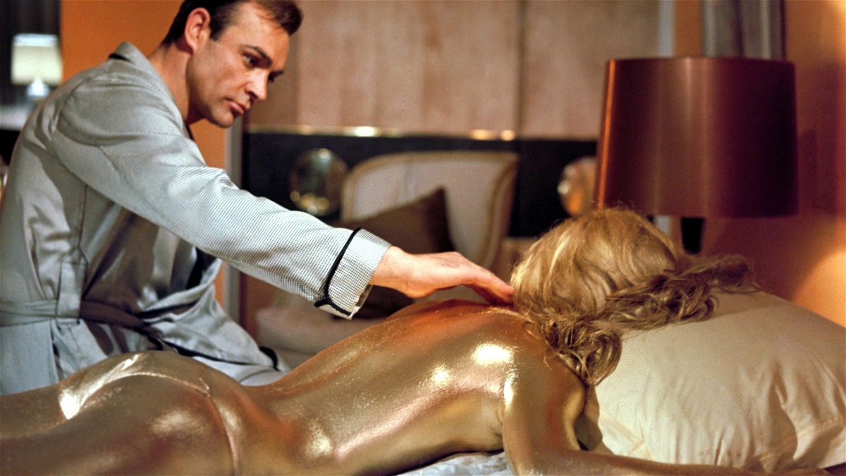 Sean Connery nella celebre scena della golden girl