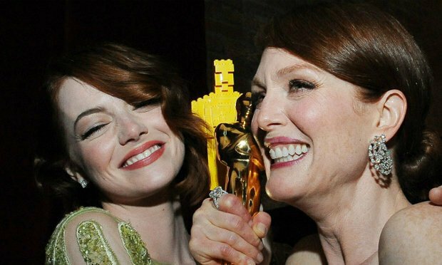 Emma Stone e Julianne Moore con la statuetta di Lego