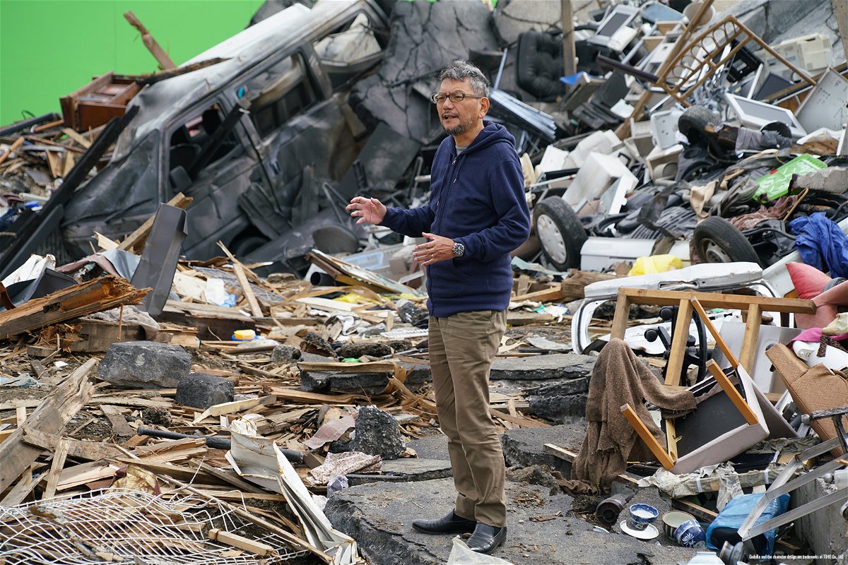 Il regista Hideaki Anno tra le macerie lasciate da Shin Godzilla