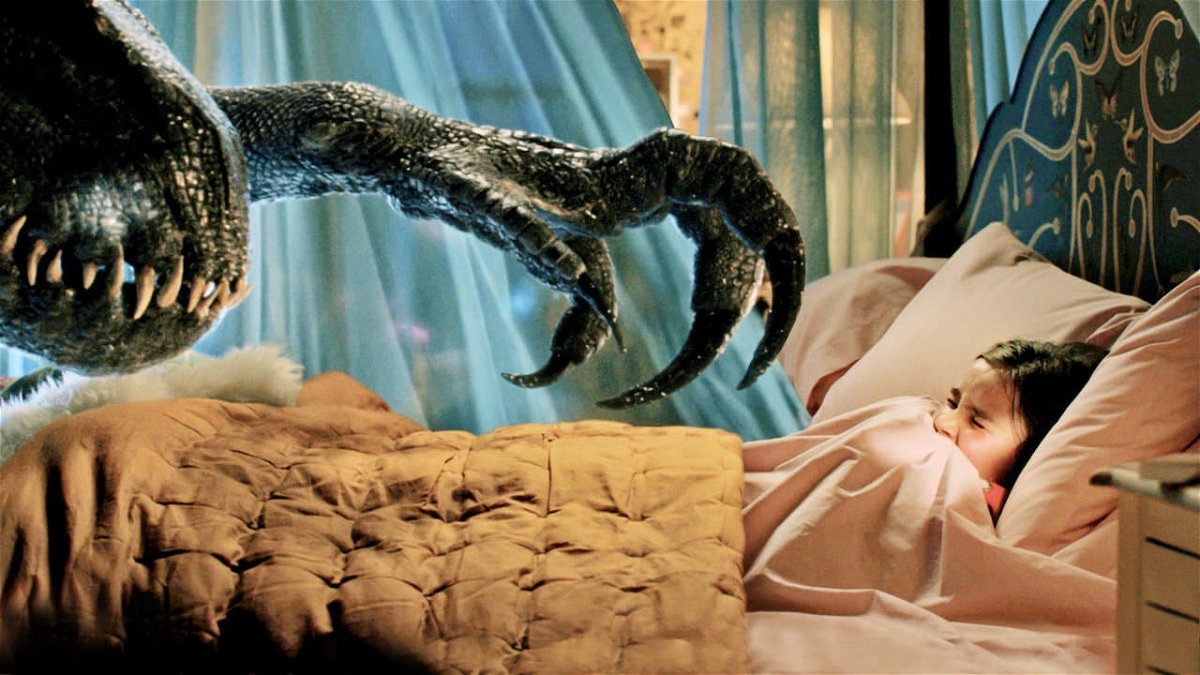 L'Indoraptor nella stanza di Maisie in una scena del film
