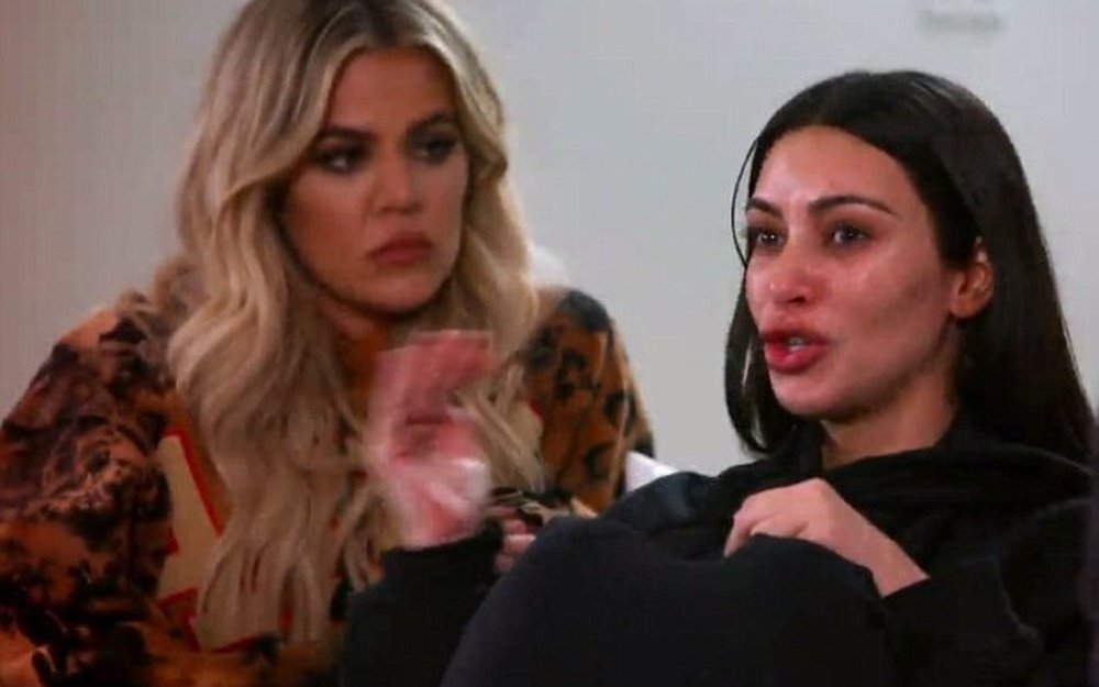 Kim Kardashian  in lacrime mentre racconta alle sorelle la rapina subita a Parigi