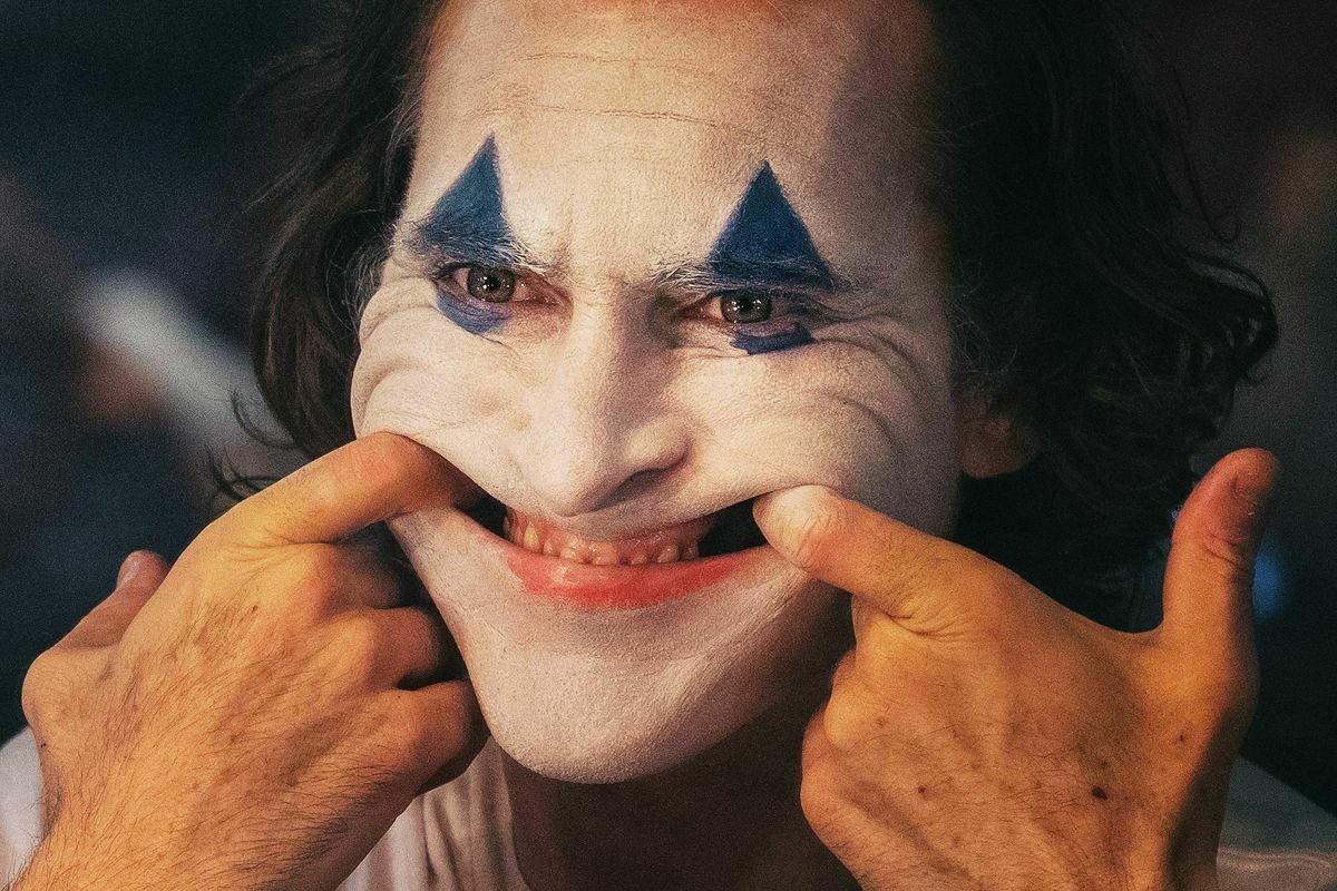 Un primo piano di Joaquin Phoenix truccato da Joker nel film di Todd Phillips