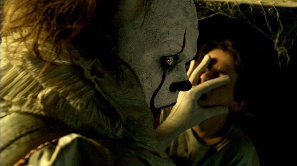 Il terribile clown Pennywise in IT
