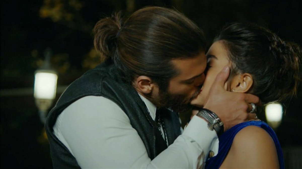 Scena del bacio tra i protagonisti della serie turca Daydreamer - Le ali del sogno
