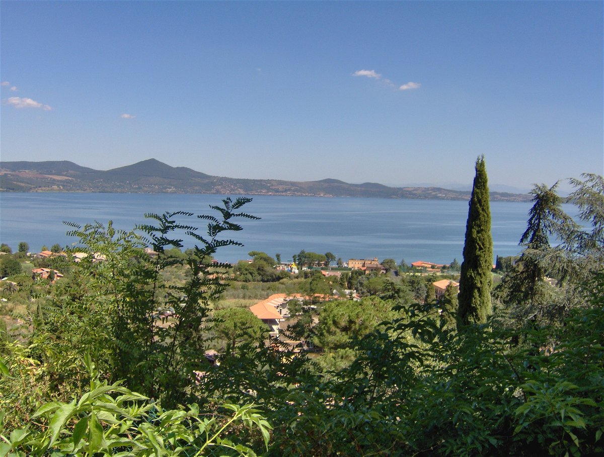 Una splendida panoramica del Lago di Bracciano