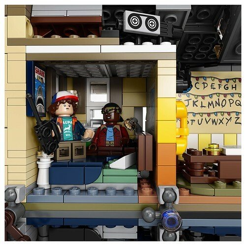 La stanza da letto di Will riprodotta dai mattoncini LEGO, con le minifigure di Dustin e Lucas e il dettaglio sul poster LEGO de Lo Squalo, il film di Steven Spielberg