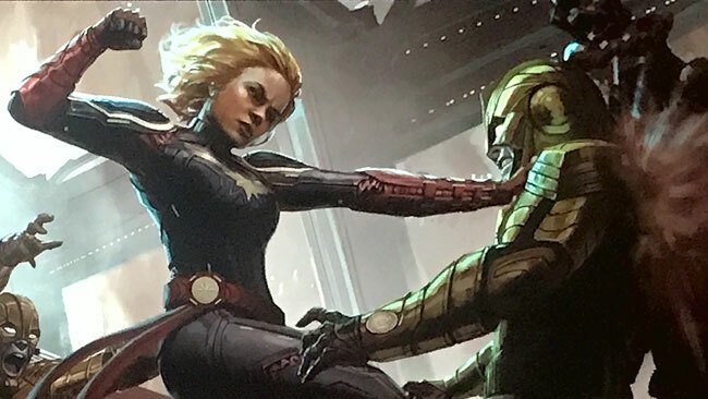 Captain Marvel tira un pugno a uno Skrull