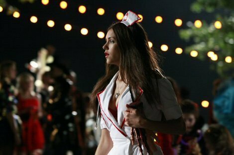 Elena vestita da infermiera ad Halloween in The Vampire Diaries