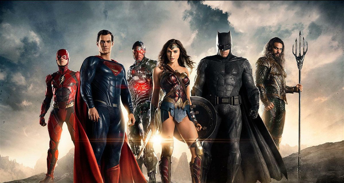 La Justice League (da sx. Ezra Miller, Henry Cavill, Ray Fisher, Gal Gadot, Ben Affleck e Jason Momoa) si stagliano contro l'alba