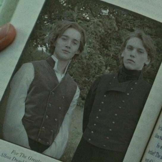 I giovani Silente e Grindelwald, interpretati da Toby Regbo e Jamie Campbell Bower