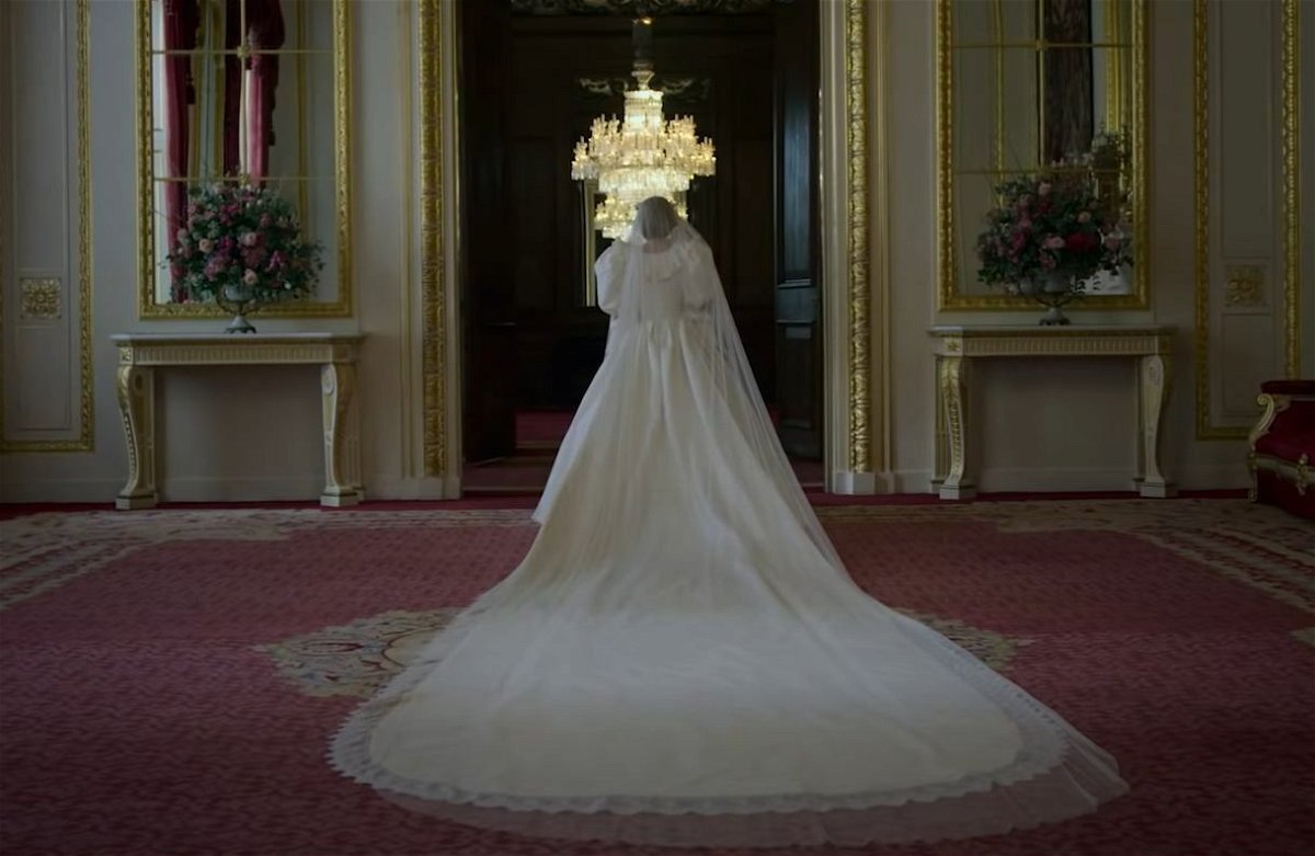 Lady Diana Spencer, con un abito bianco, cammina all'interno della lussuosa residenza