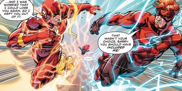 Primo piano dei due Flash e Superman sullo sfondo, lasciato indietro dai due velocisti