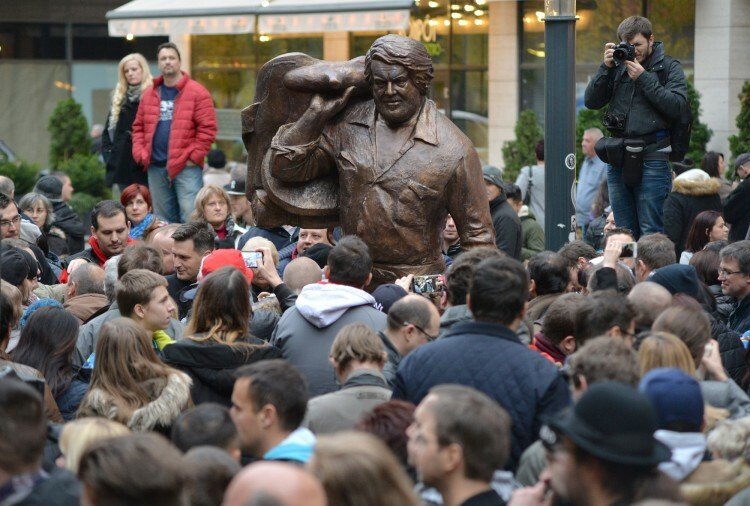 L'inaugurazione a Budapest della statua in onore di Bud Spencer