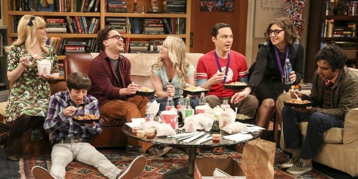 Gli amici di The Big Bang Theory che parlano tra loro e mangiano cibo orientale