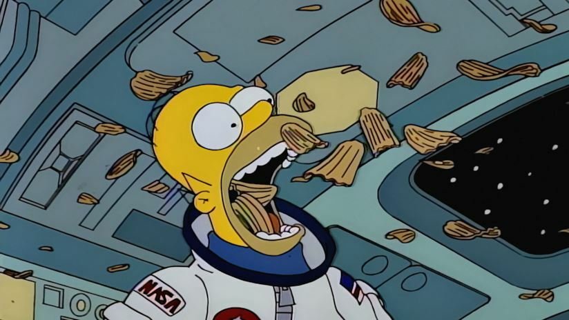 Homer nello spazio mangia le patatine 