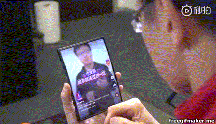 Una GIF mostra il prototipo dello smartphone pieghevole di Xiaomi in azione