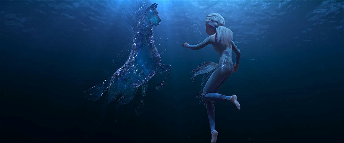Elsa sfida un Nokk in una scena del film Frozen 2
