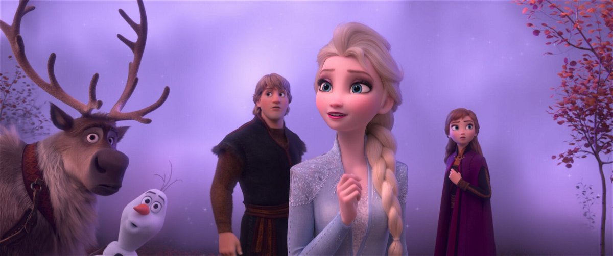 Elsa e i protagonisti di Frozen II nella foresta