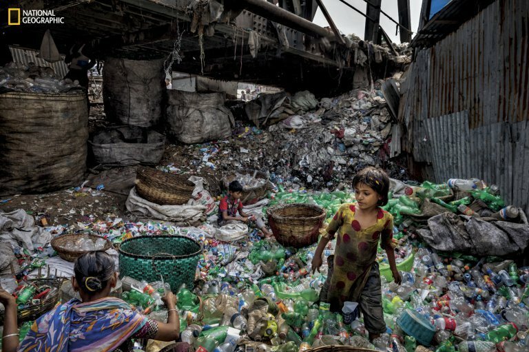 Nello scatto di Randy Olson una famiglia in  Bangladesh è impegnata a rimuove le etichette dalle bottiglie di plastica