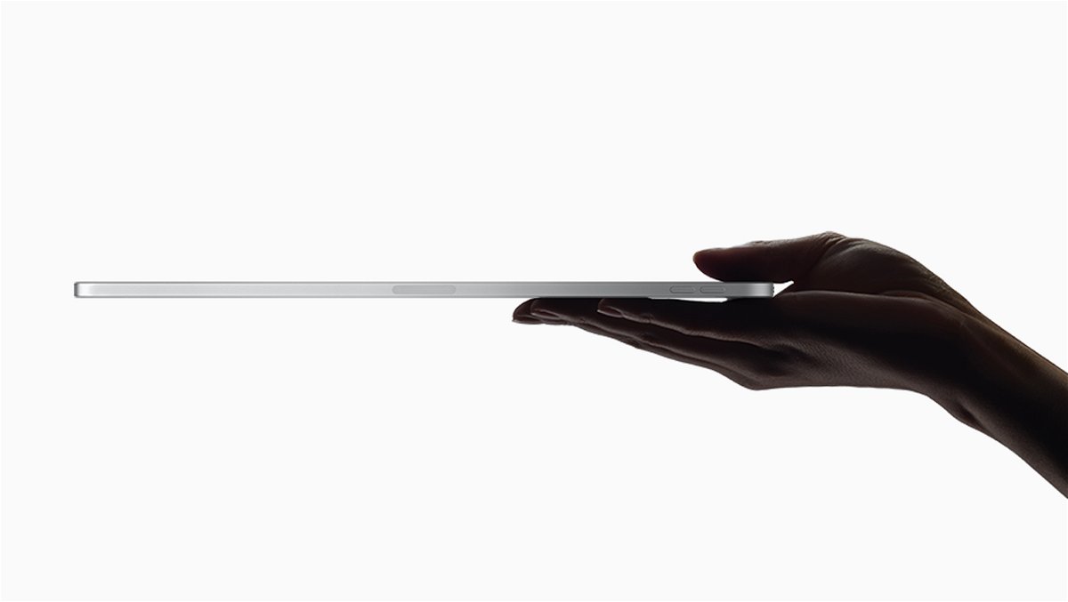 Immagine stampa che mostra il ridotto spessore del nuovo iPad Pro di Apple