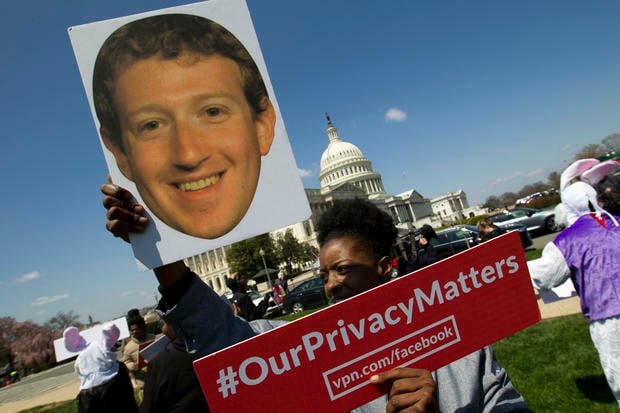 Un manifestante protesta contro Facebook all'esterno del Campidoglio di Washington