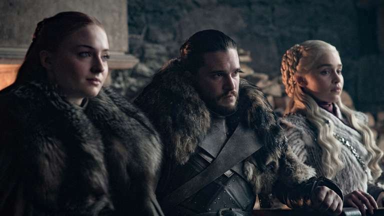 Sophie Turner, Kit Harington ed Emilia Clarke in scena in Game of Thrones 8x01