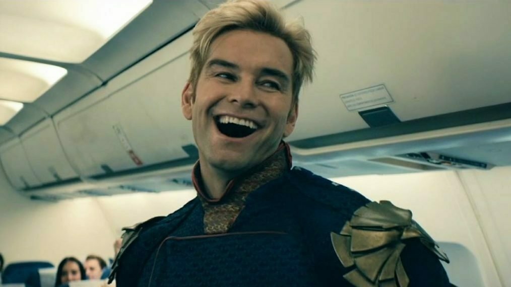 Il personaggio di Patriota sorridente all'interno di un aereo di linea