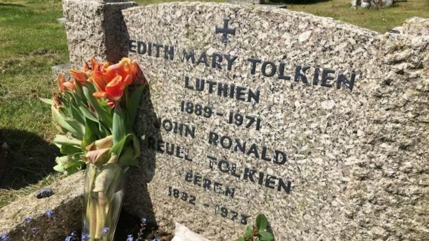 La tomba di Tolkien al cimitero di Oxford