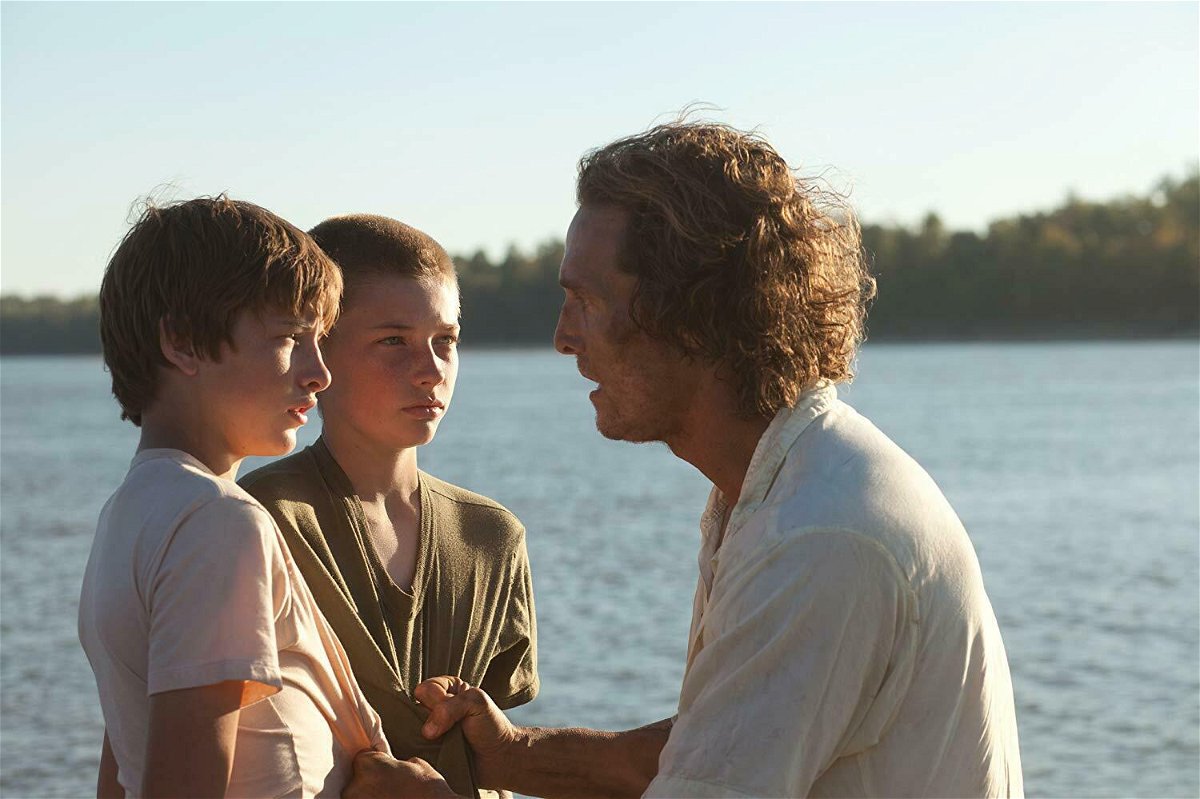 Matthew McConaughey in una scena del film Mud